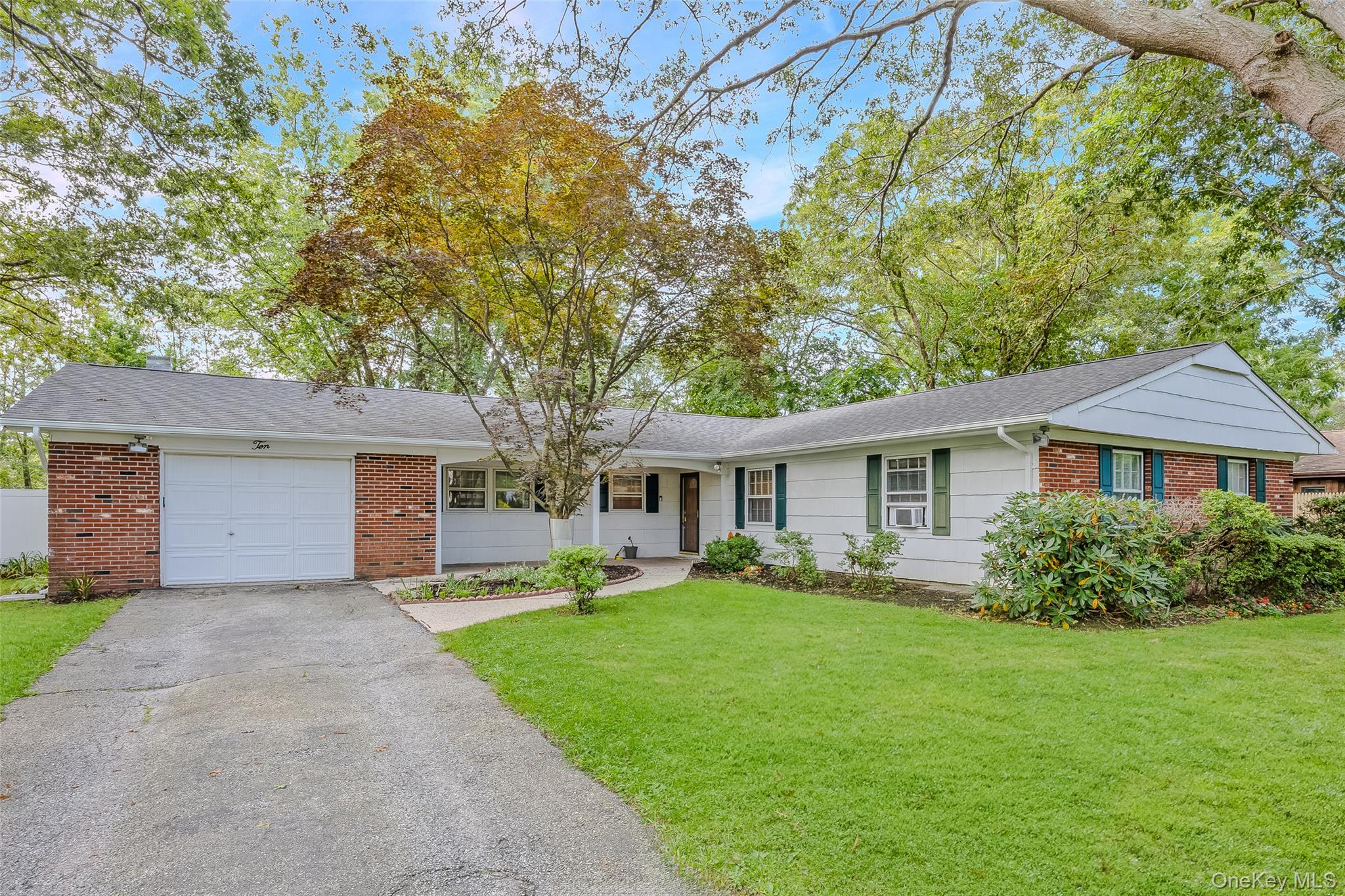 #2 photo, 10 Welbourn, Coram , NY 11727