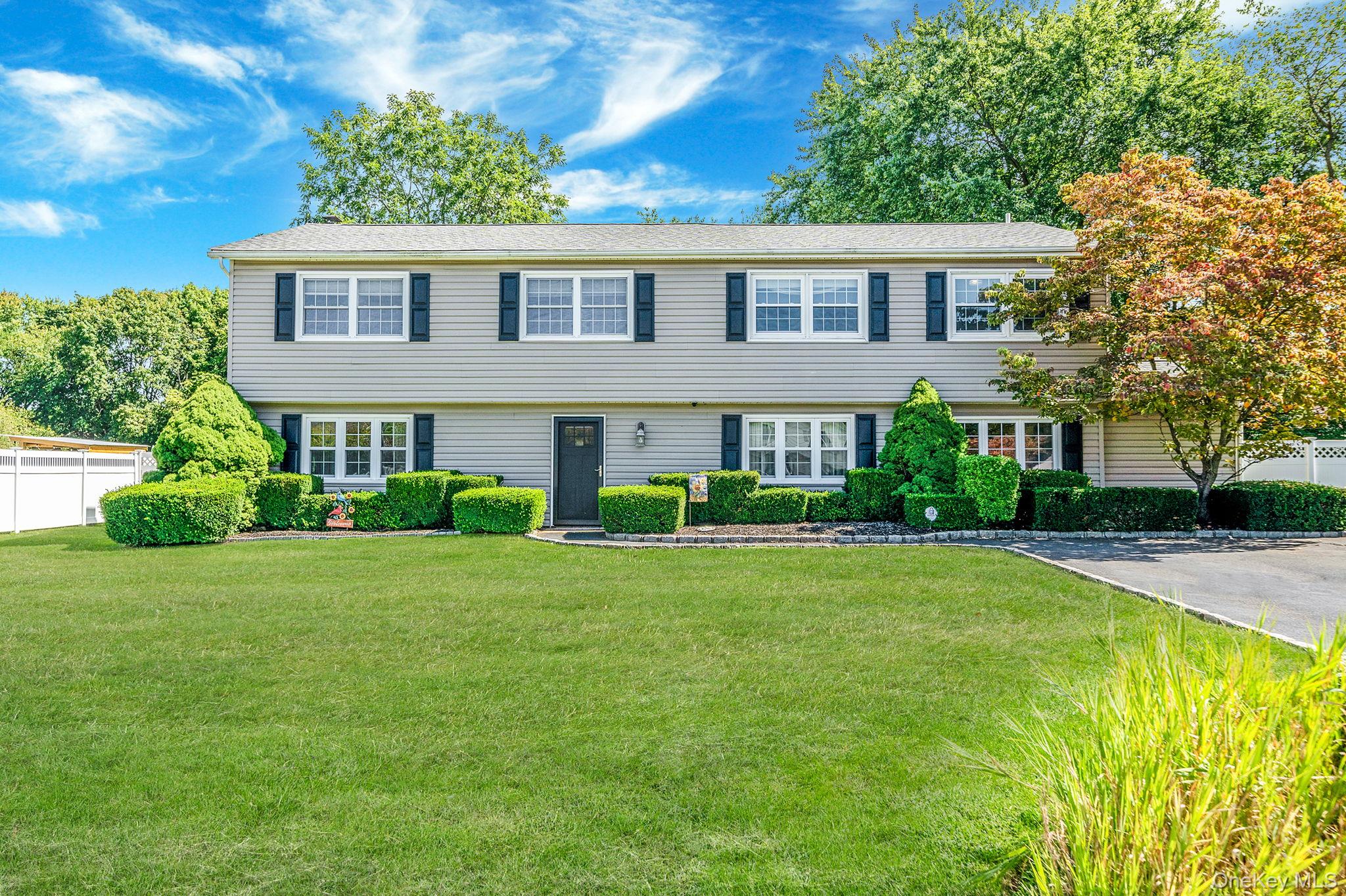 #1 photo, 6 Azurean Court, सफ़ोक काउंटी Mount Sinai , NY 11766