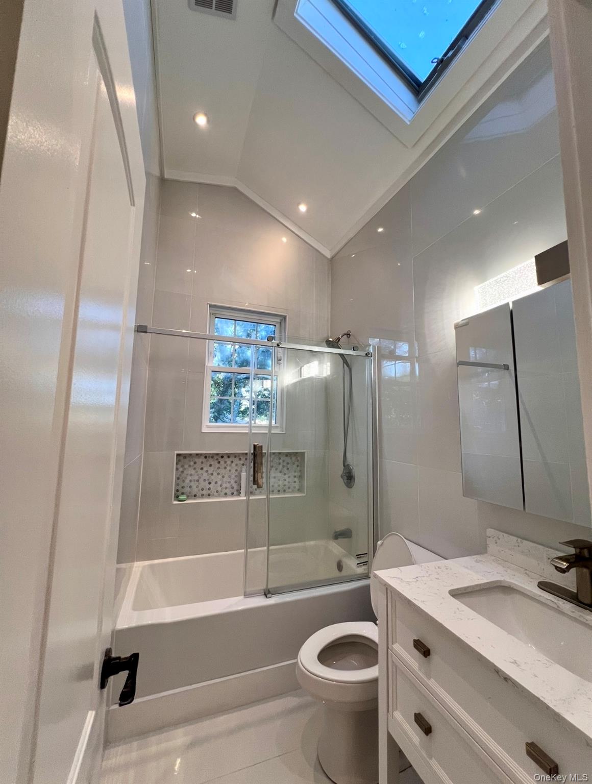 #18 photo, 566 Locust Avenue, Oakdale , NY 11769