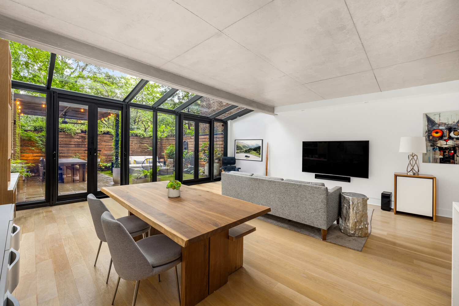 #4 photo, 253 E 7TH Street, East Village , NY 10009