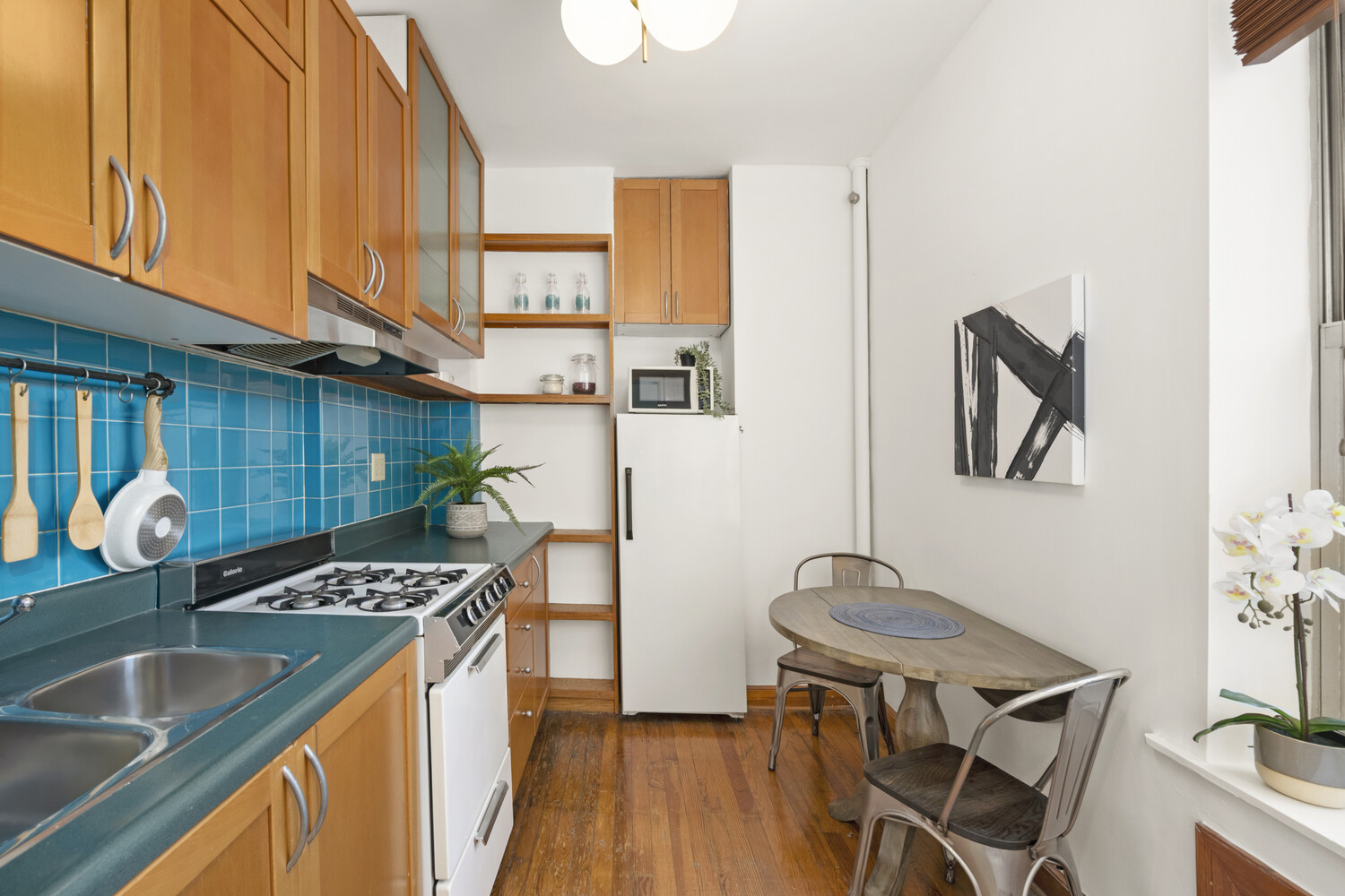 #5 photo, 232 E 6TH Street, East Village , NY 10003