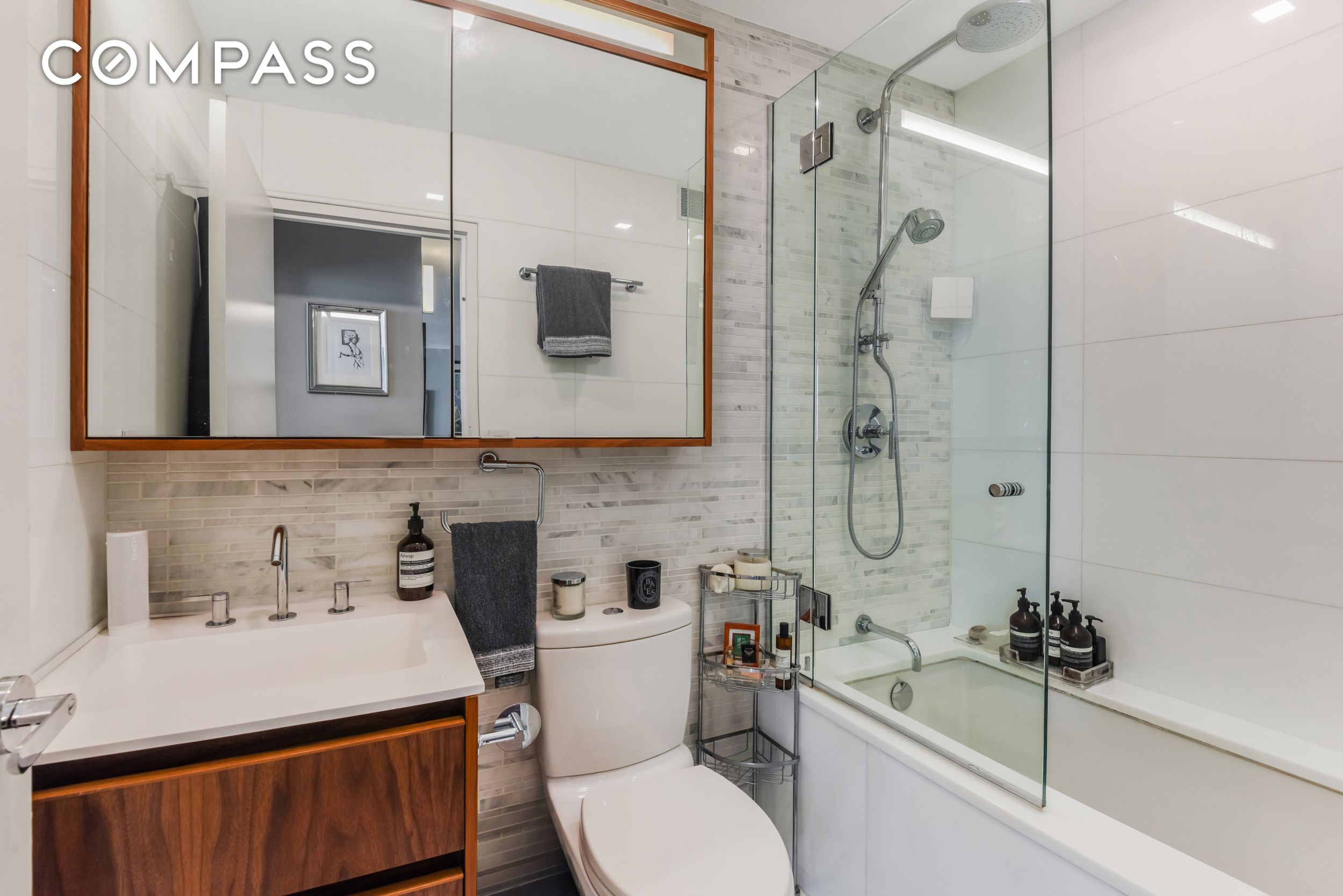 #8 photo, 301 W 53rd Street, マンハッタン Hell's Kitchen , NY 10019