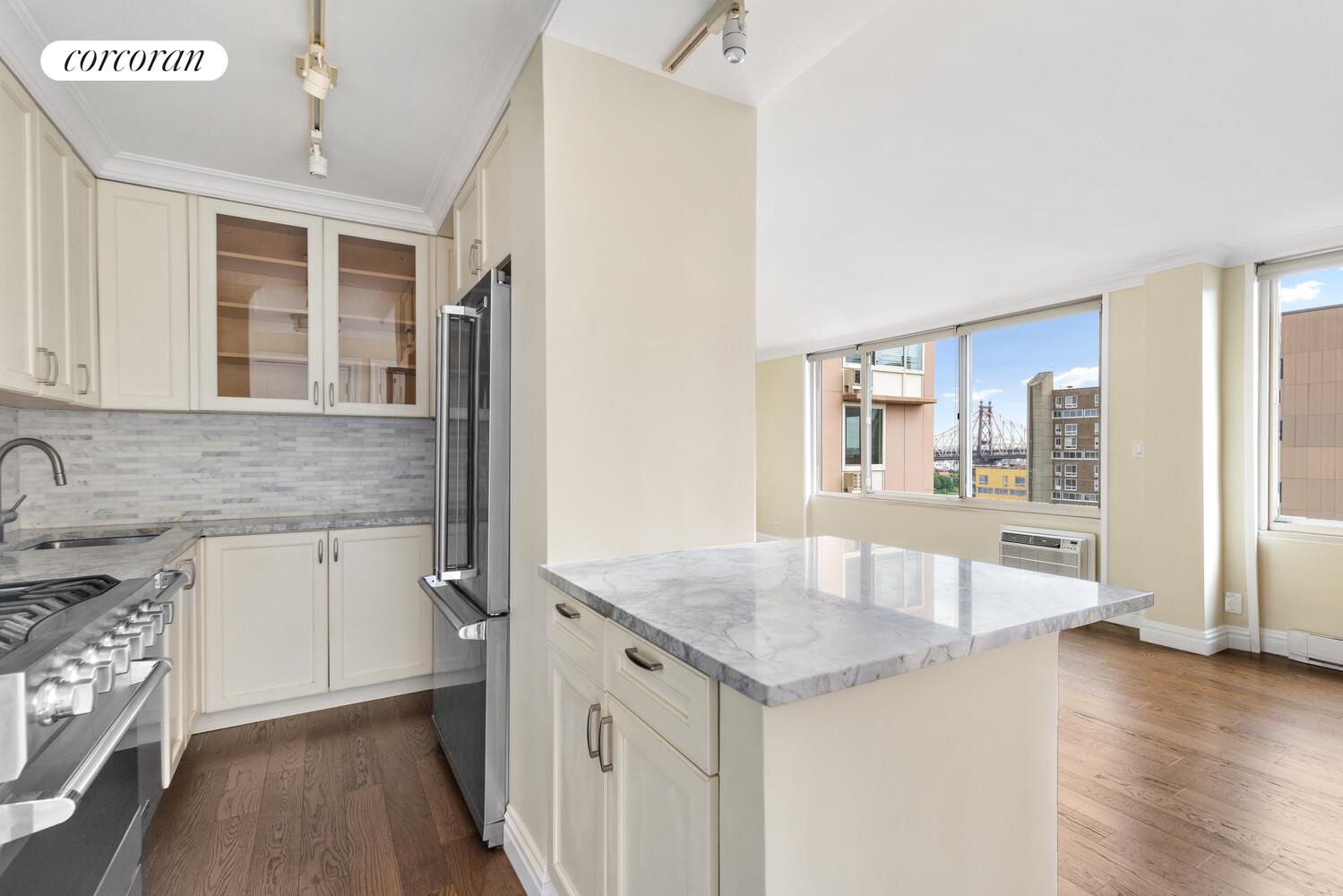 #3 photo, 555 MAIN Street, マンハッタン Roosevelt Island , NY 10044