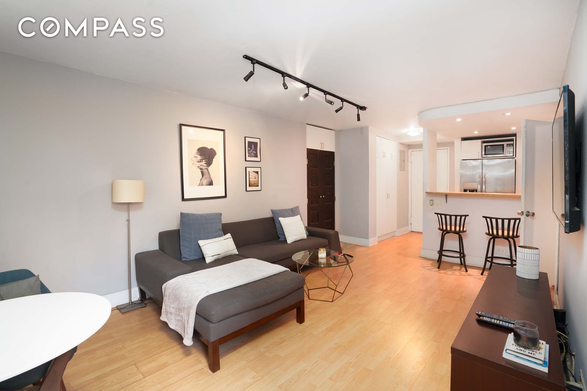 #3 photo, 301 E 75th Street, Lenox Hill , NY 10021