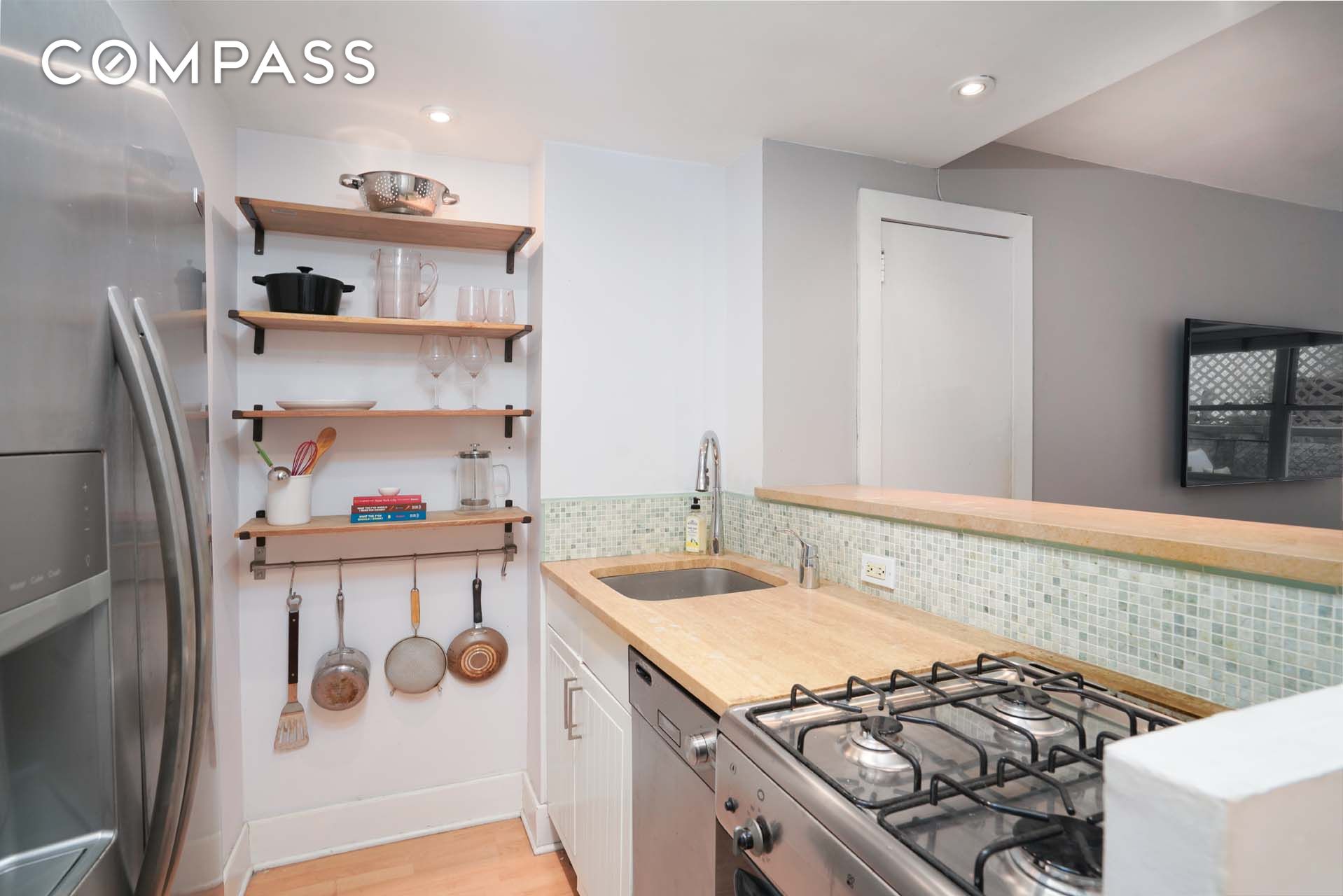 #4 photo, 301 E 75th Street, Lenox Hill , NY 10021