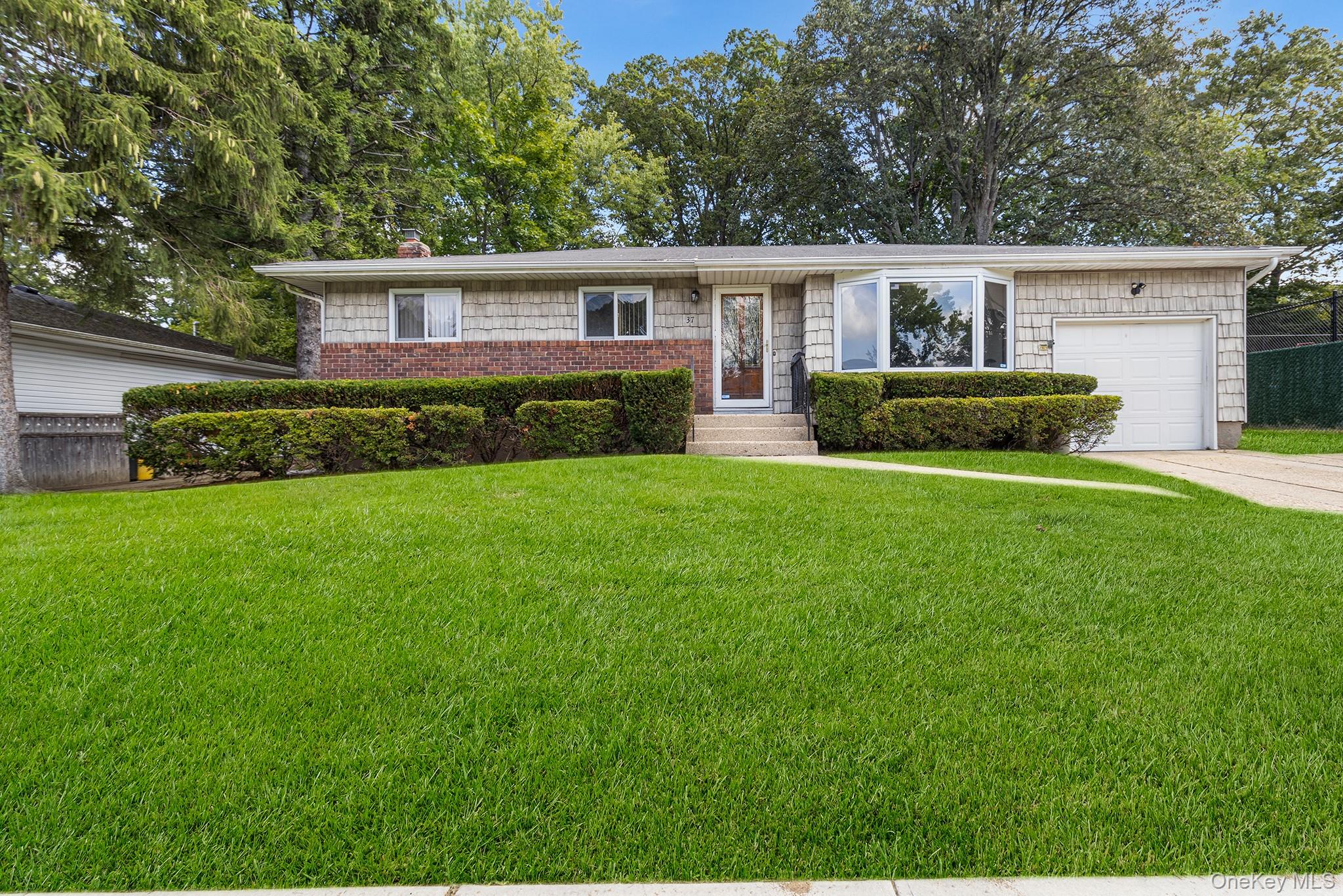 #1 photo, 37 Beaumont Drive, नासाउ काउंटी Plainview , NY 11803