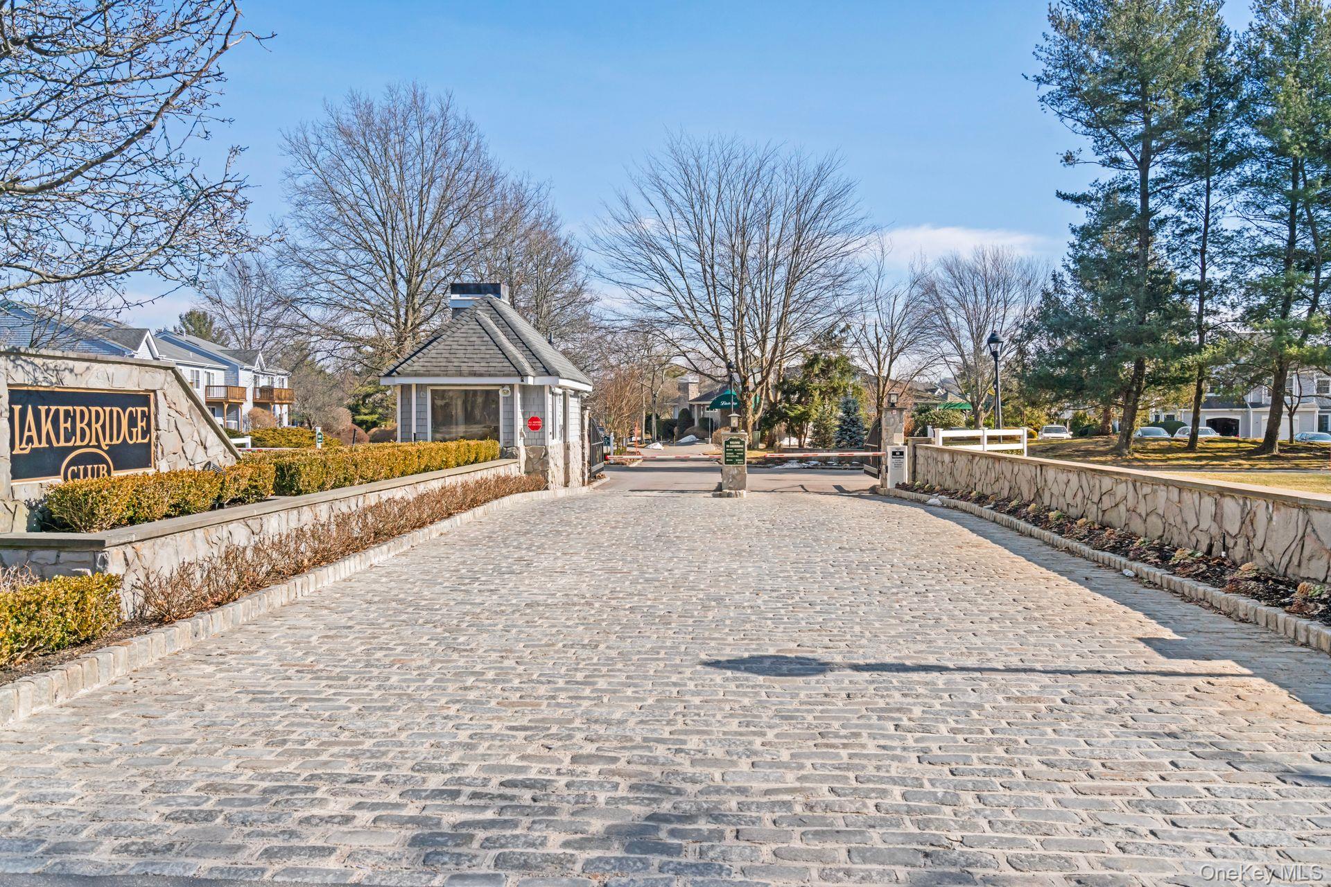 #1 photo, 2 Lakebridge Drive, サフォーク郡 Kings Park , NY 11754