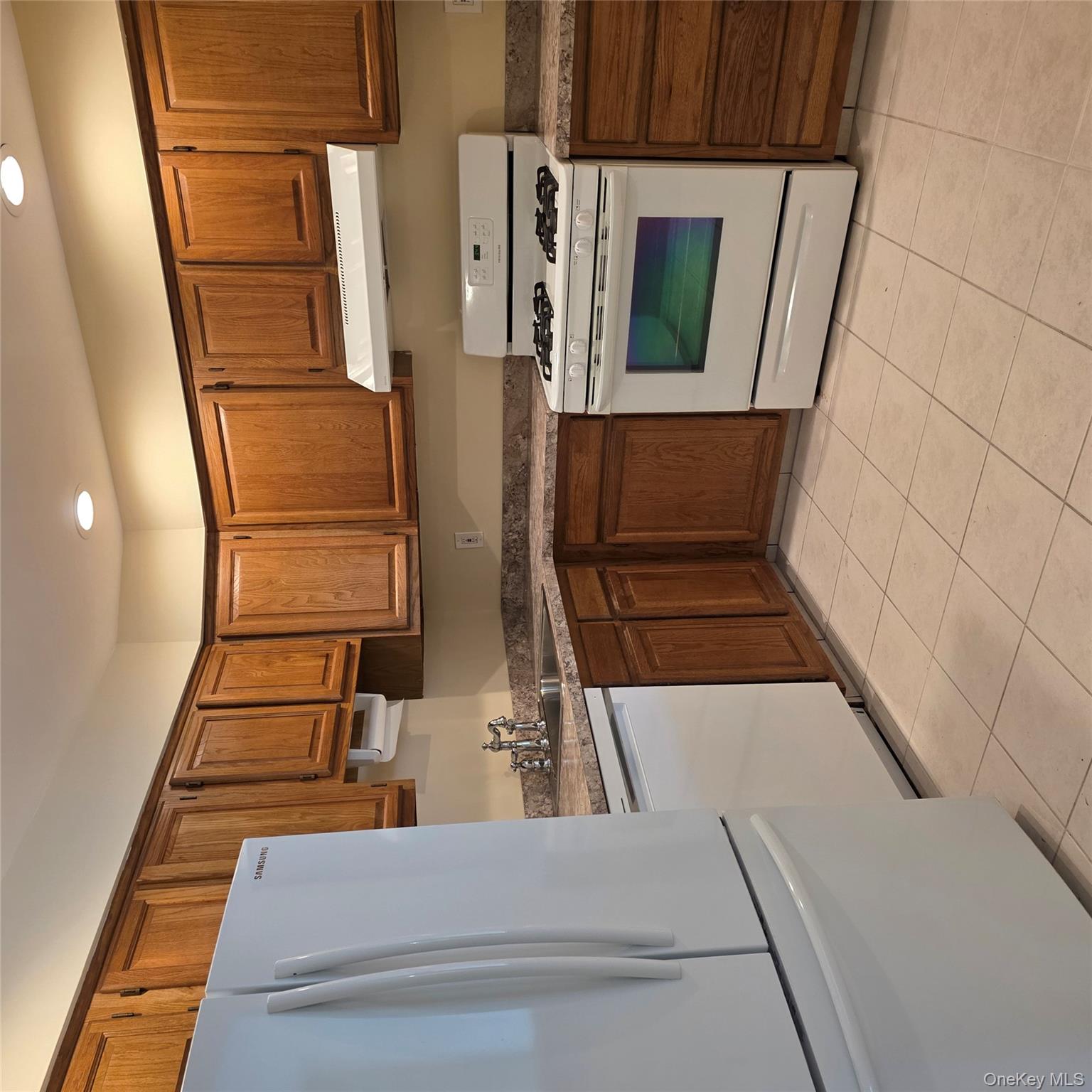 #1 photo, 20 Laurel Avenue, सफ़ोक काउंटी East Islip , NY 11730