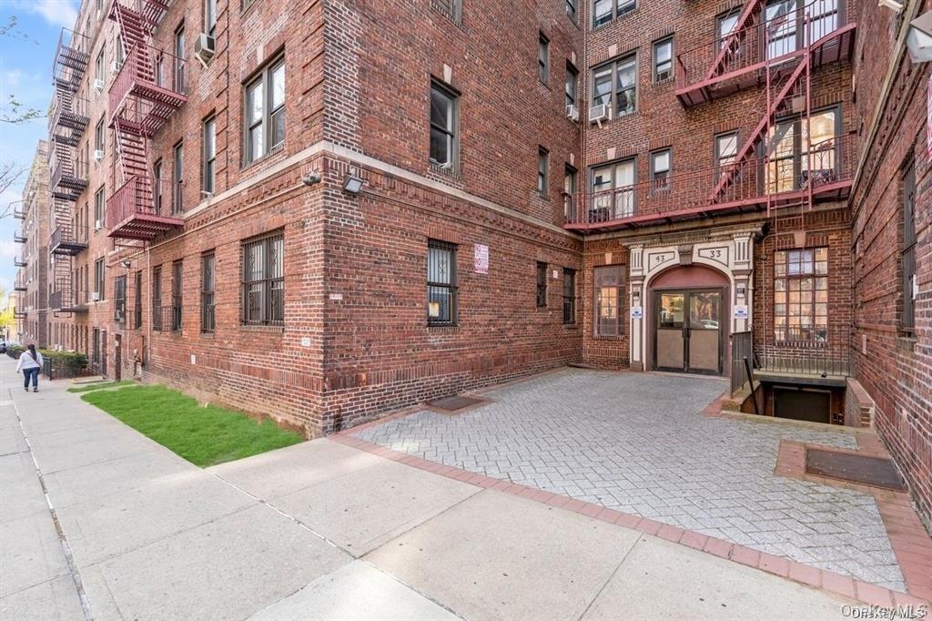 #1 photo, 43-33 48th Street, कुईंस Sunnyside , NY 11104