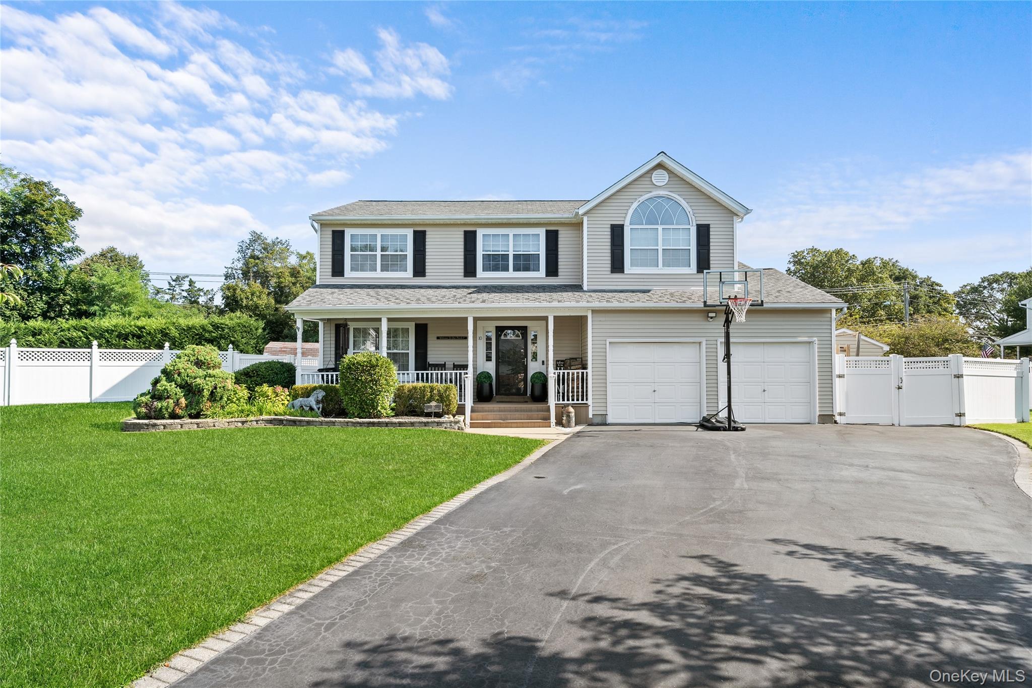 #1 photo, 10 Carousel Court, Саффолк ‖ East Islip , NY 11730