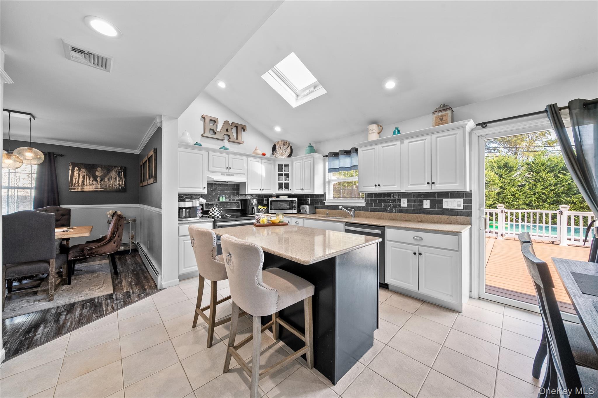 #10 photo, 10 Carousel Court, Саффолк ‖ East Islip , NY 11730