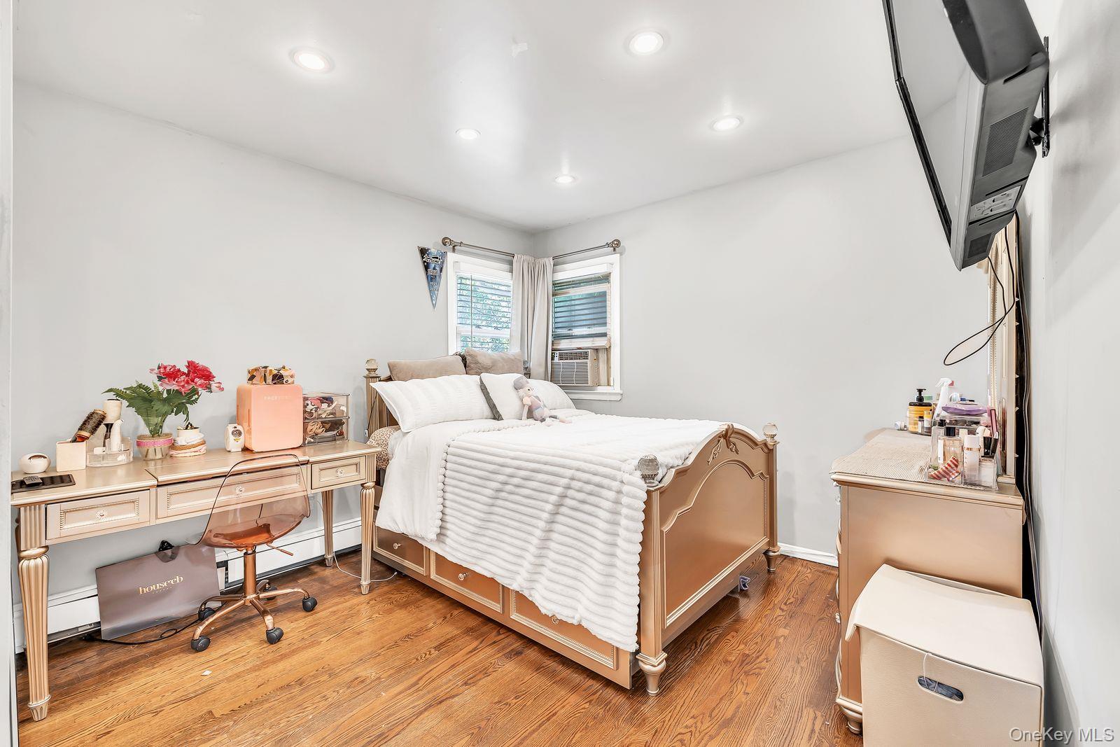 #16 photo, 104 Broadway, Malverne , NY 11565