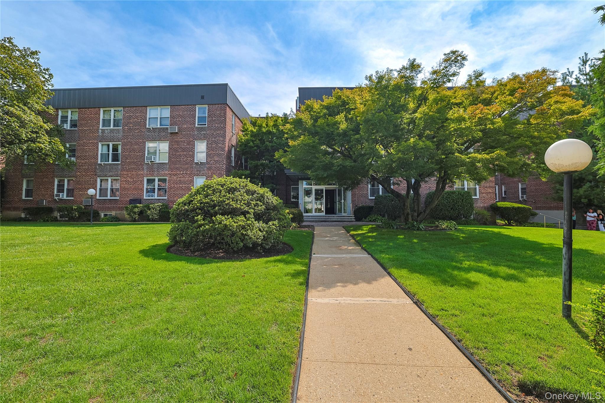 #1 photo, 530 Dubois Avenue, नासाउ काउंटी Valley Stream , NY 11581