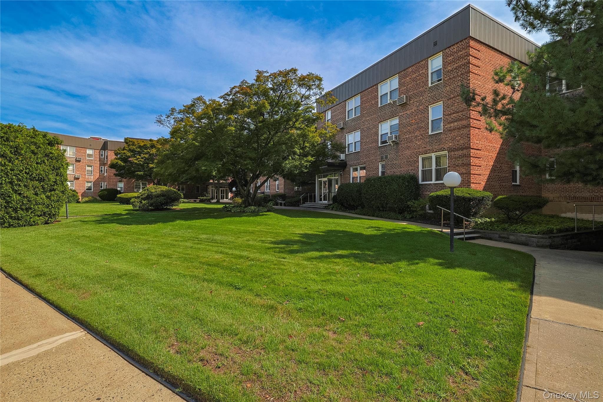 #19 photo, 530 Dubois Avenue, नासाउ काउंटी Valley Stream , NY 11581