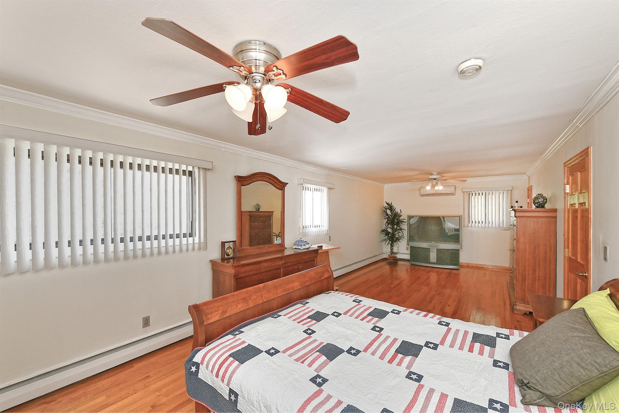 #12 photo, 105 Roxton Road, Plainview , NY 11803