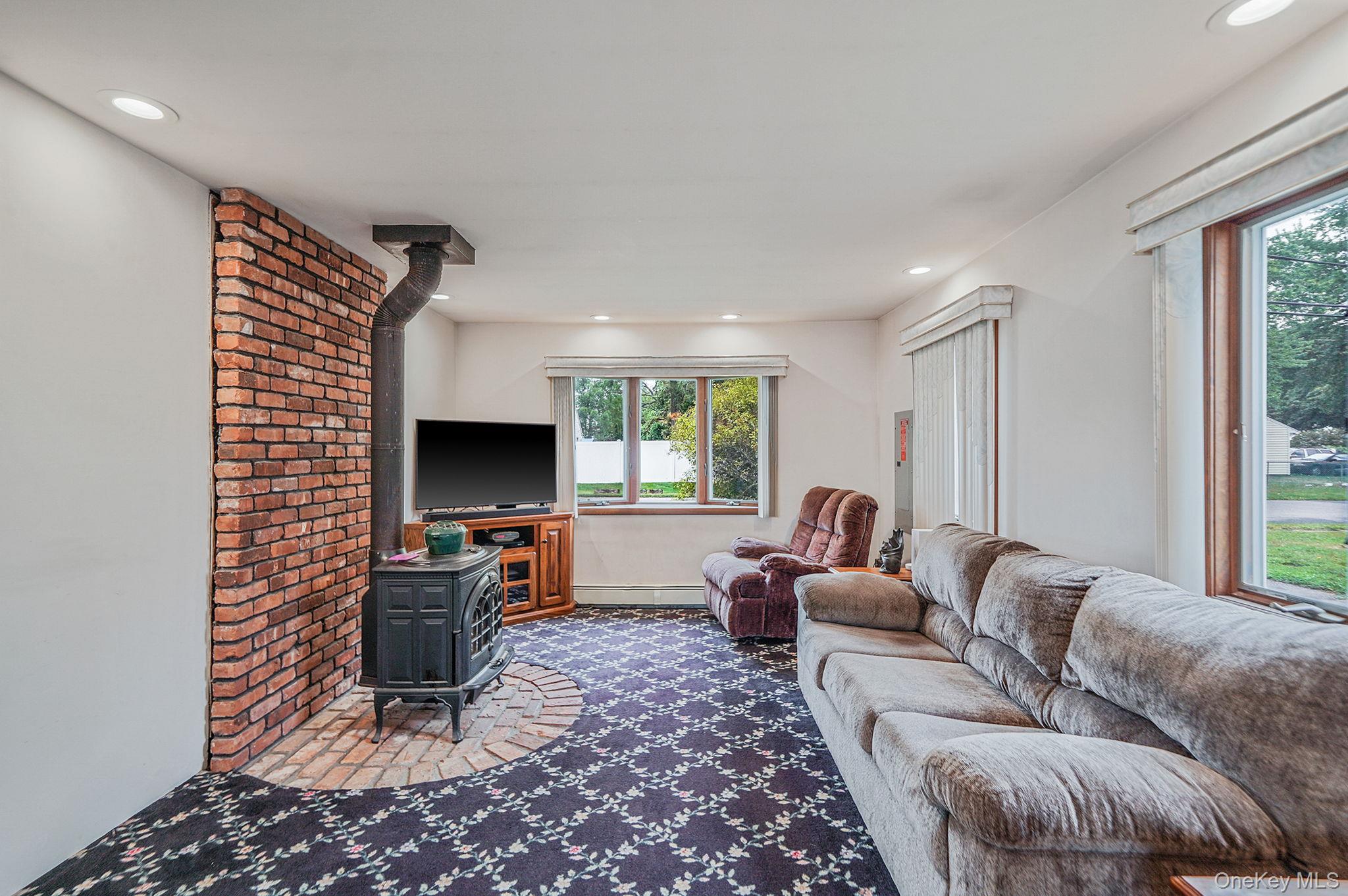 #10 photo, 14 Garden Court, Bay Shore , NY 11706