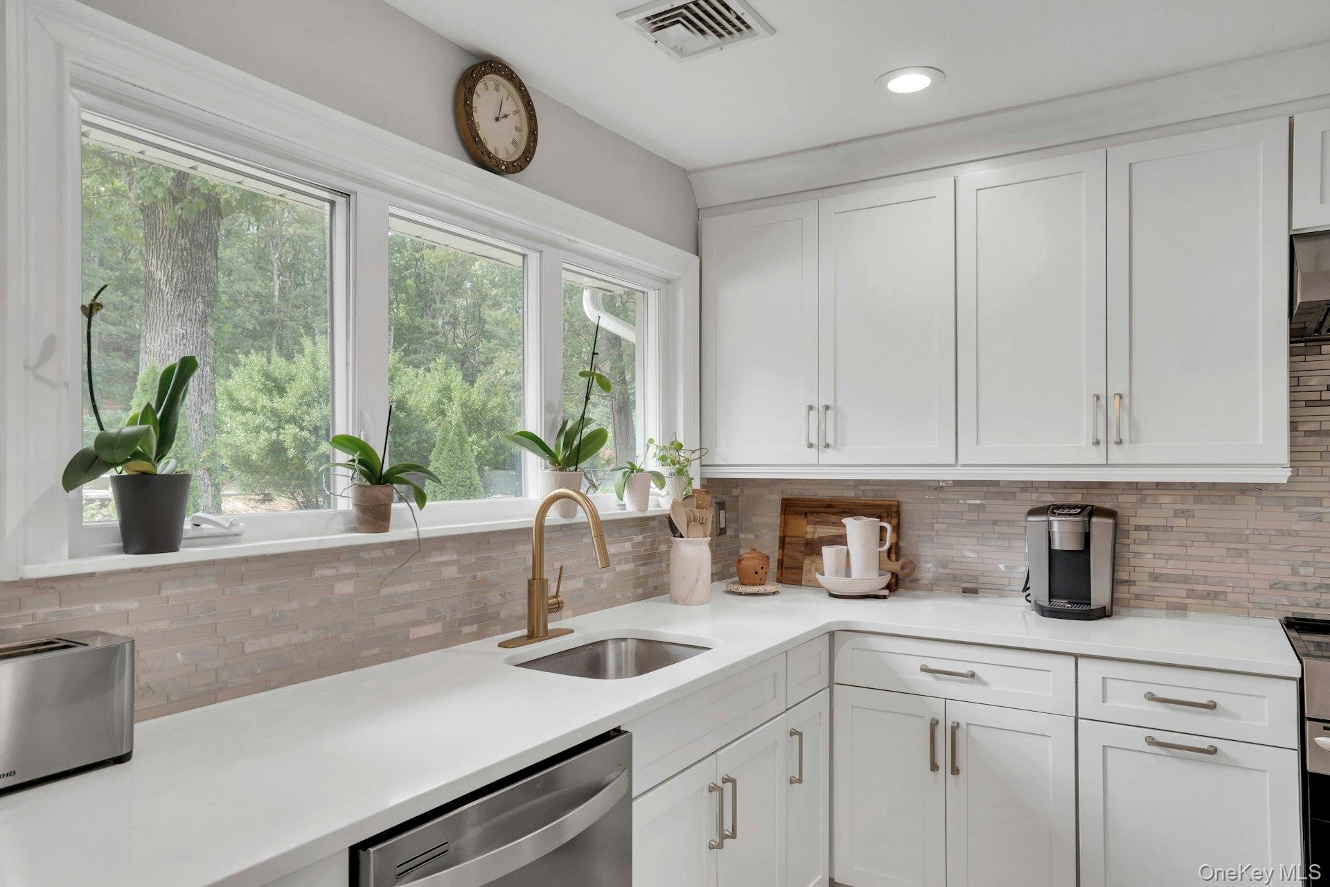 #18 photo, 169 Dix Hills Road, Dix Hills , NY 11746