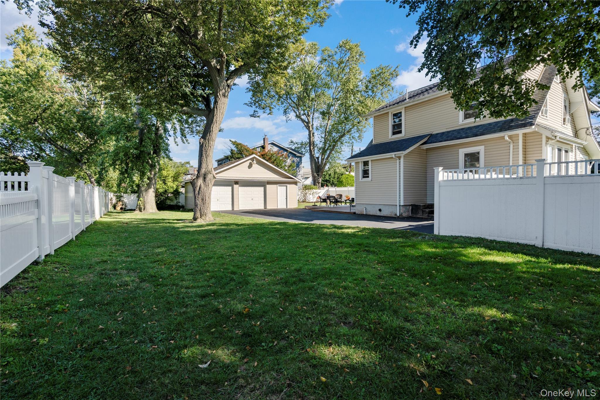 #19 photo, 197 S 4th Street, Lindenhurst , NY 11757