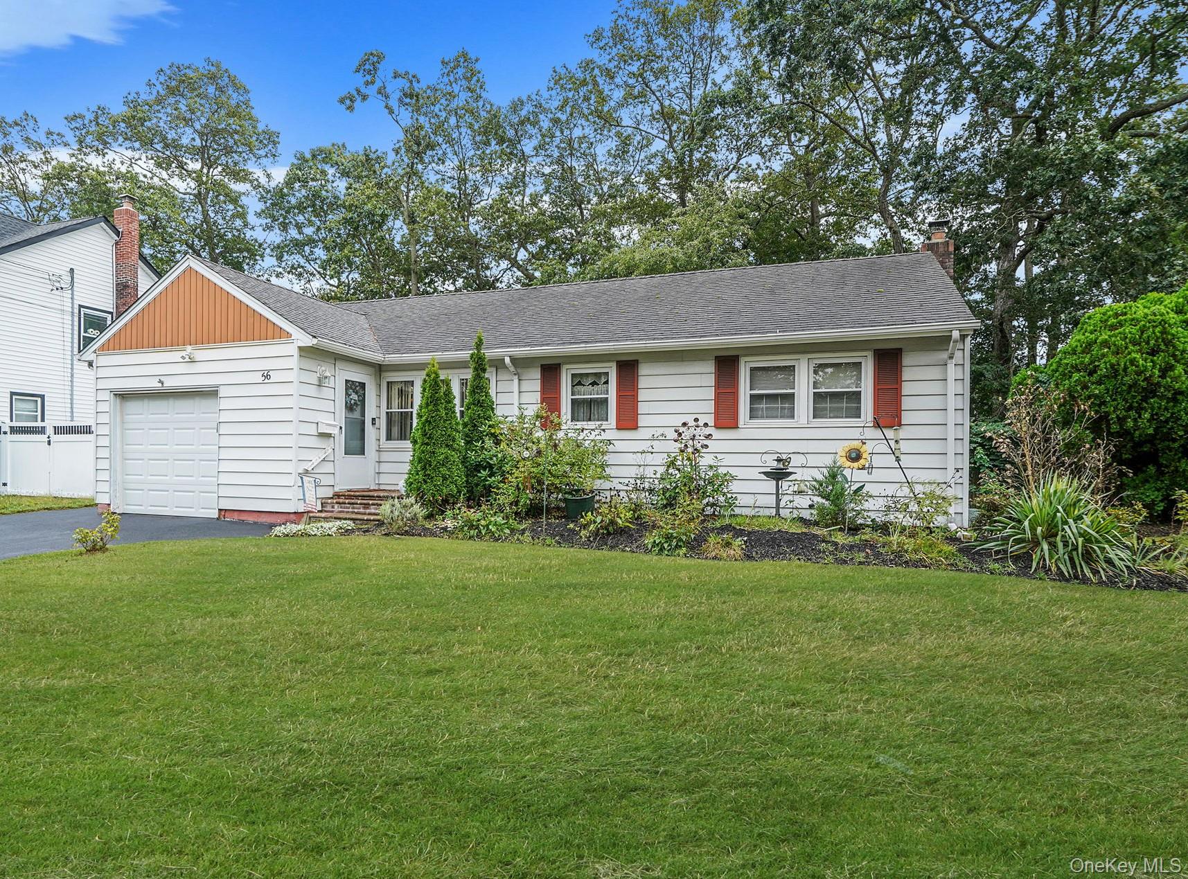 #1 photo, 56 Magro Drive, 东长岛 North Babylon , NY 11703