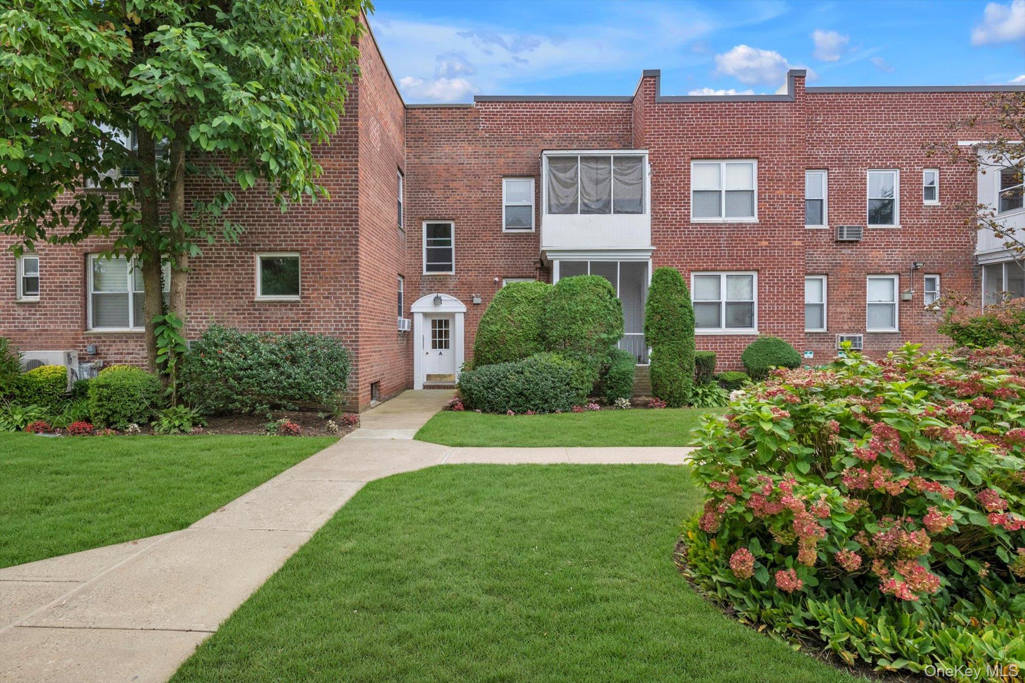 #1 photo, 284 Central Avenue, नासाउ काउंटी Lawrence , NY 11559