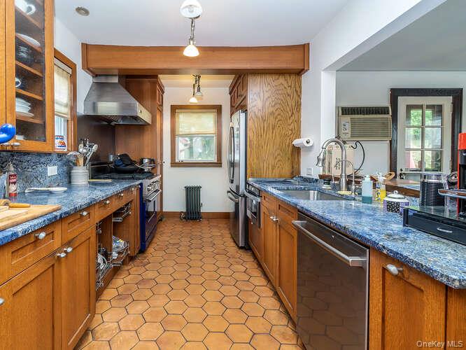 #12 photo, 6 4th Road, Great Neck , NY 11021