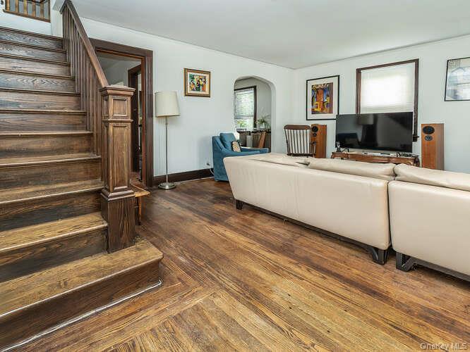 #9 photo, 6 4th Road, Great Neck , NY 11021