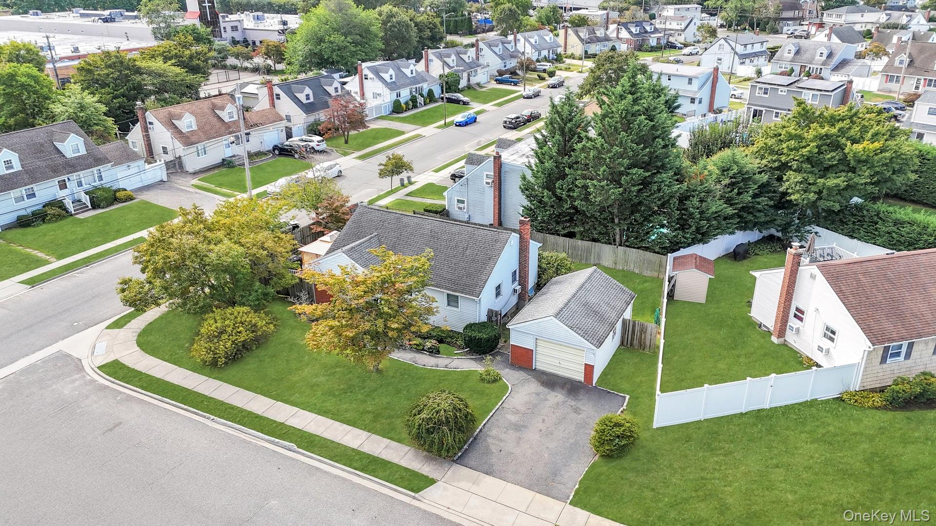 #19 photo, 10 Layton Avenue, Hicksville , NY 11801