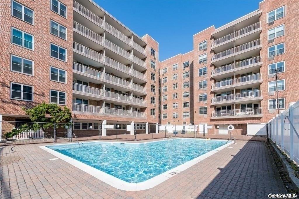 #1 photo, 410 E Broadway, नासाउ काउंटी Long Beach , NY 11561