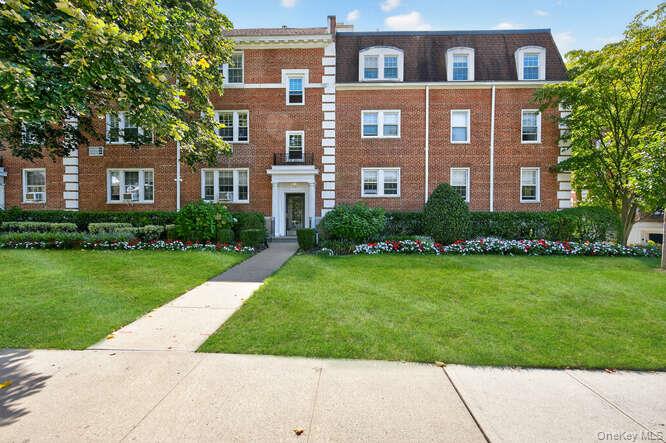 #1 photo, 32 Hamilton Place, गार्डन सिटी Garden City , NY 11530