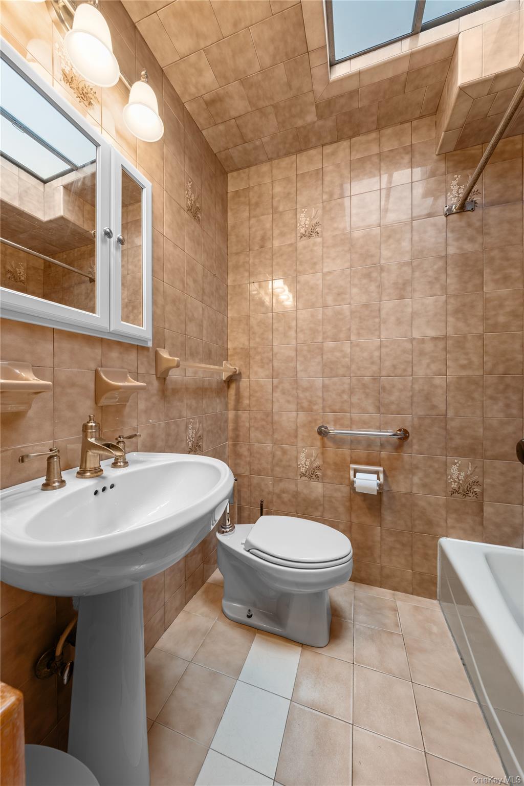 #16 photo, 2570 49th Street, Astoria , NY 11103