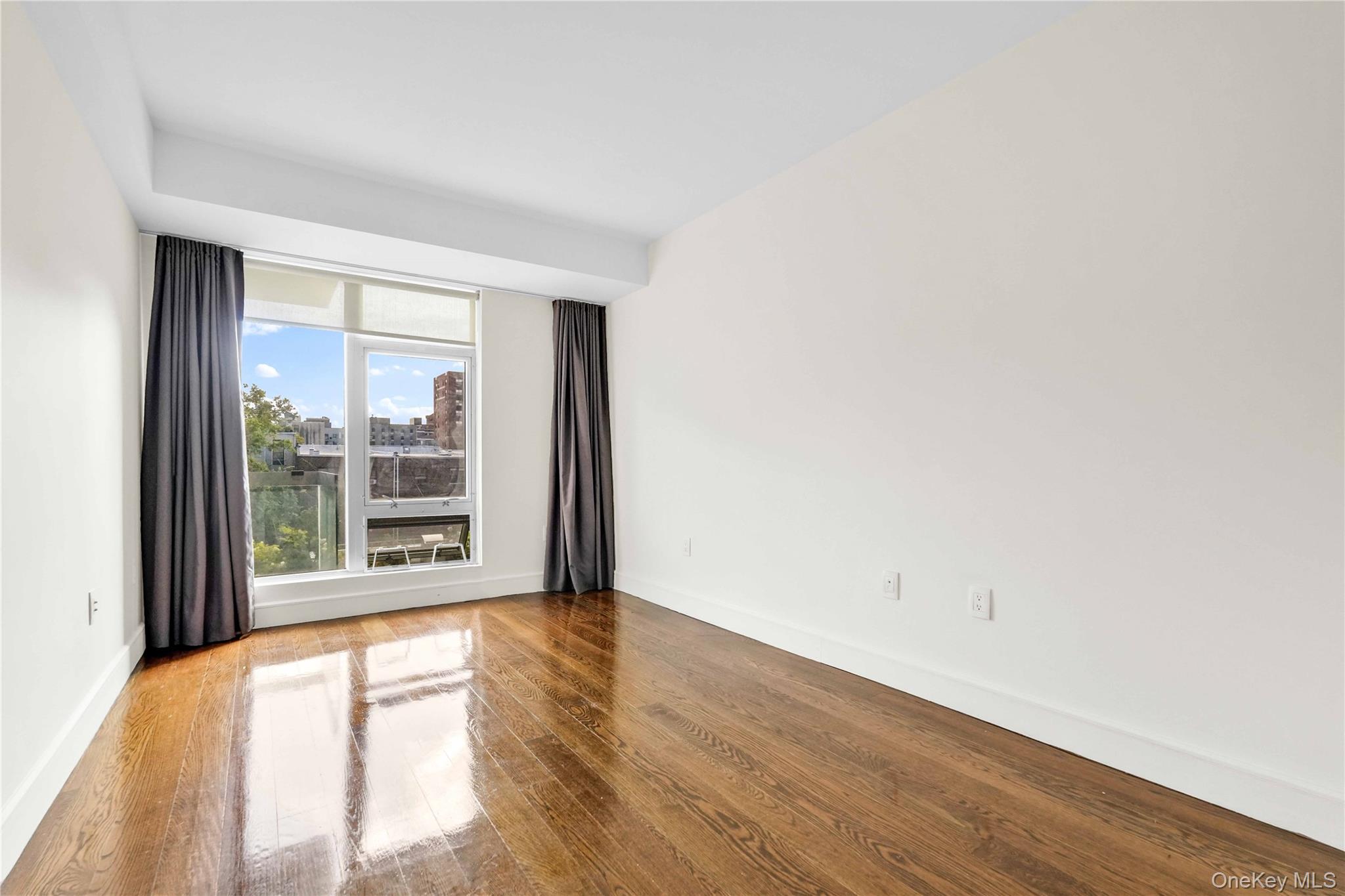 #14 photo, 21-24 30 Avenue, クイーンズ区 Astoria , NY 11102