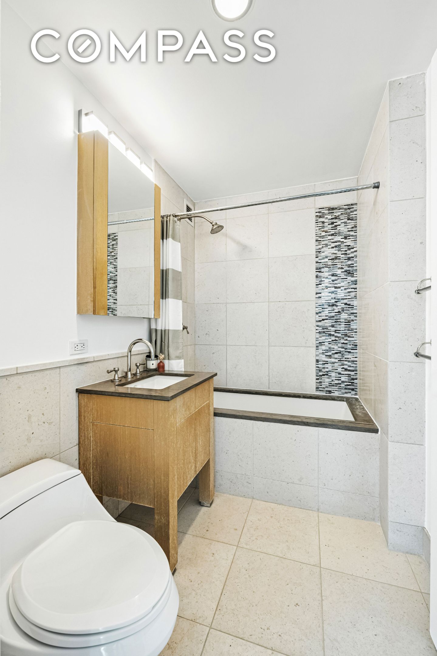 #8 photo, 350 W 42nd Street, マンハッタン Hell's Kitchen , NY 10036