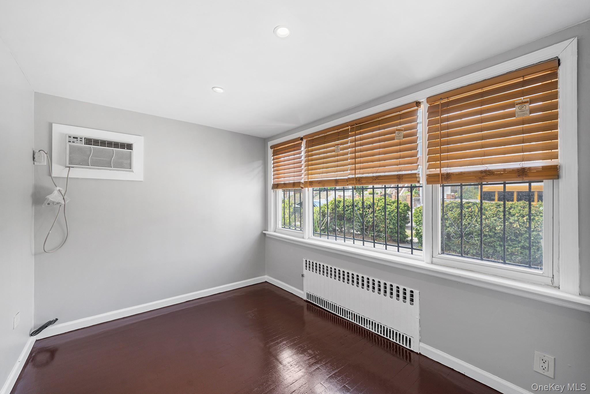 #4 photo, 15044 87th Road, Briarwood , NY 11432