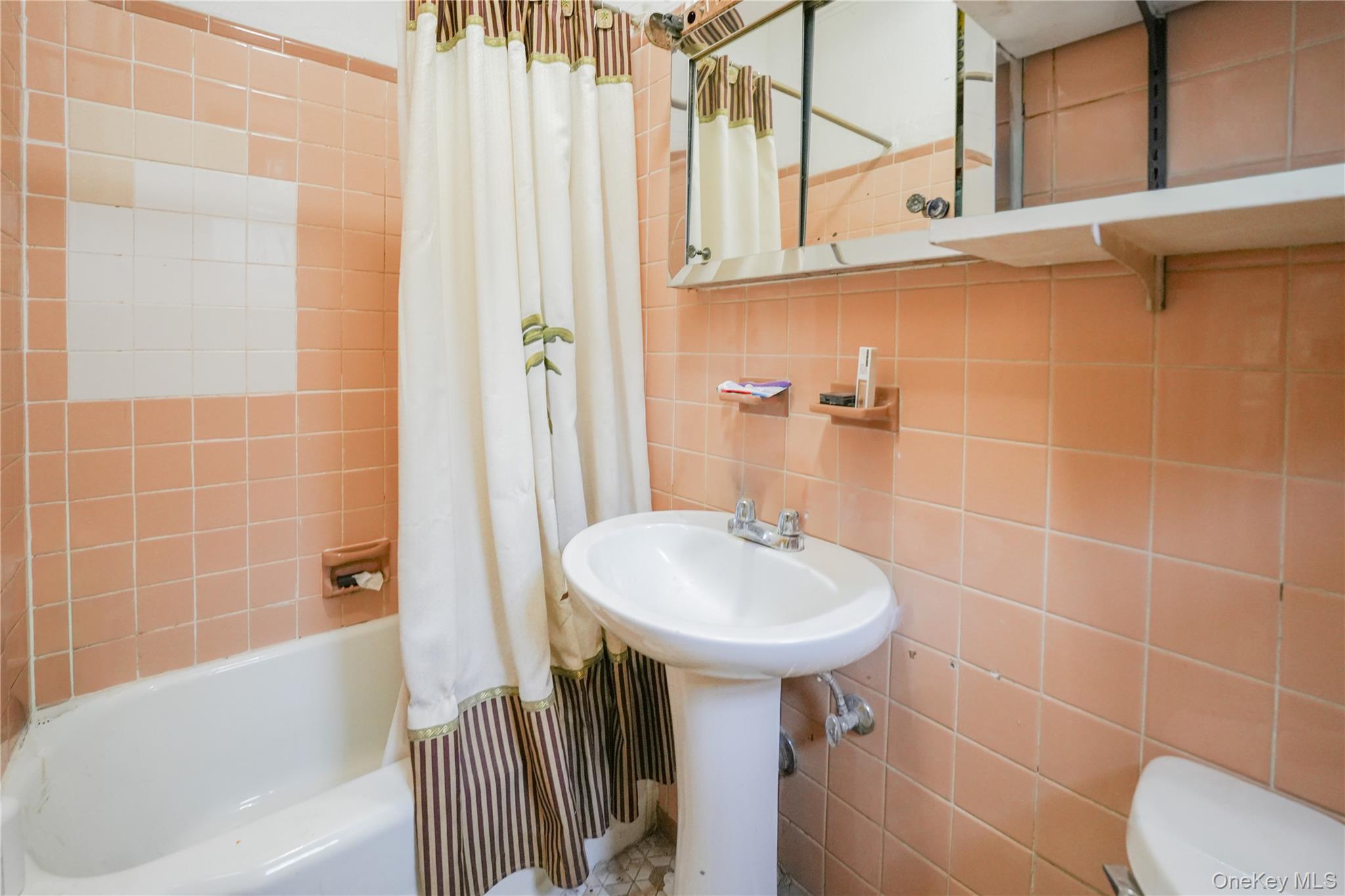 #7 photo, 2042 Gates Avenue, Ridgewood , NY 11385