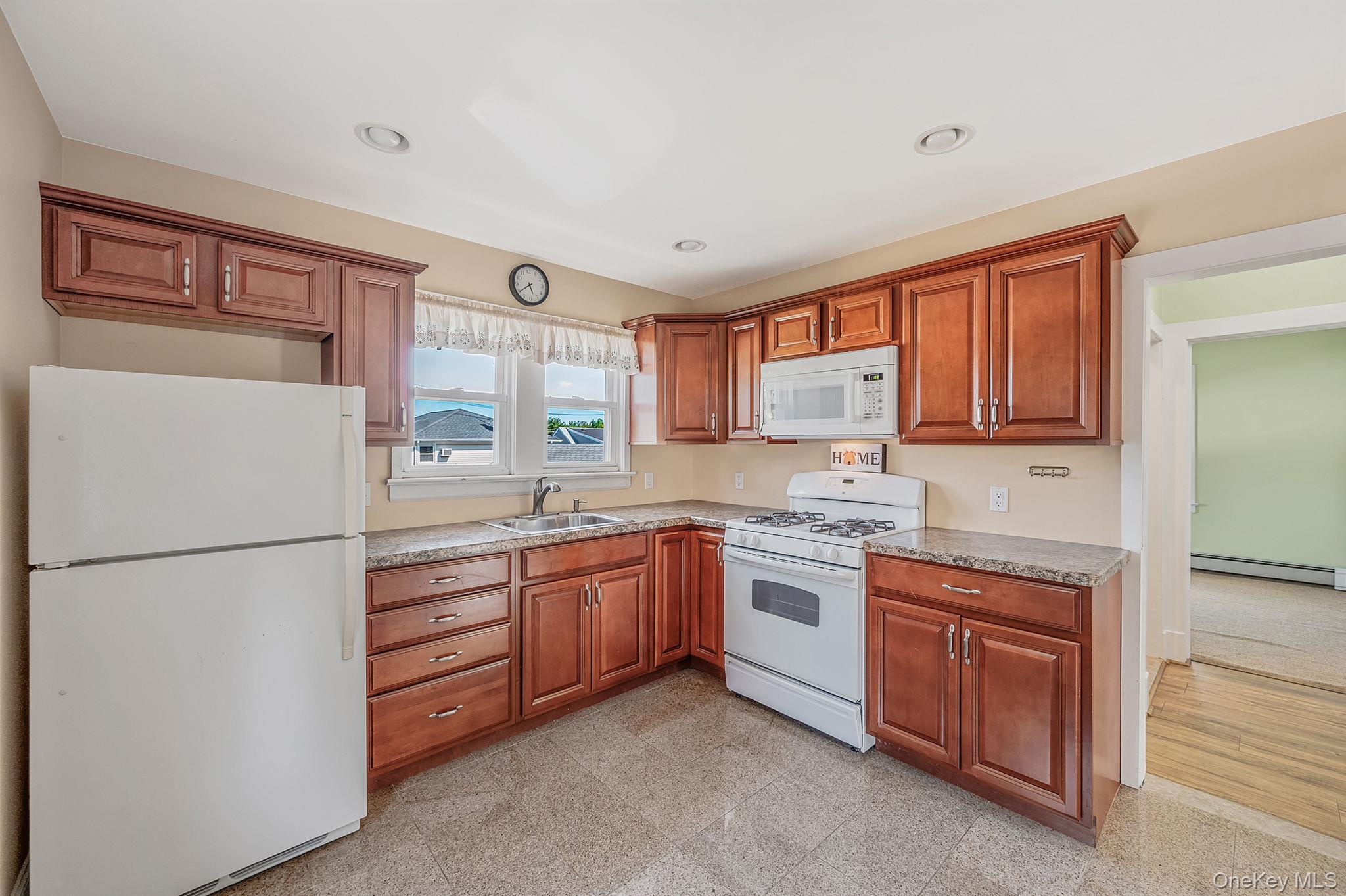 #20 photo, 236 Jackson Avenue, Mineola , NY 11501