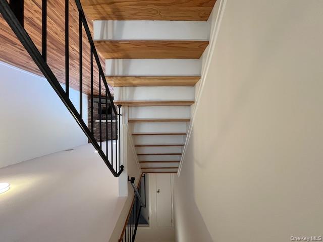 #10 photo, 5 Dunwood Road, Port Washington , NY 11050