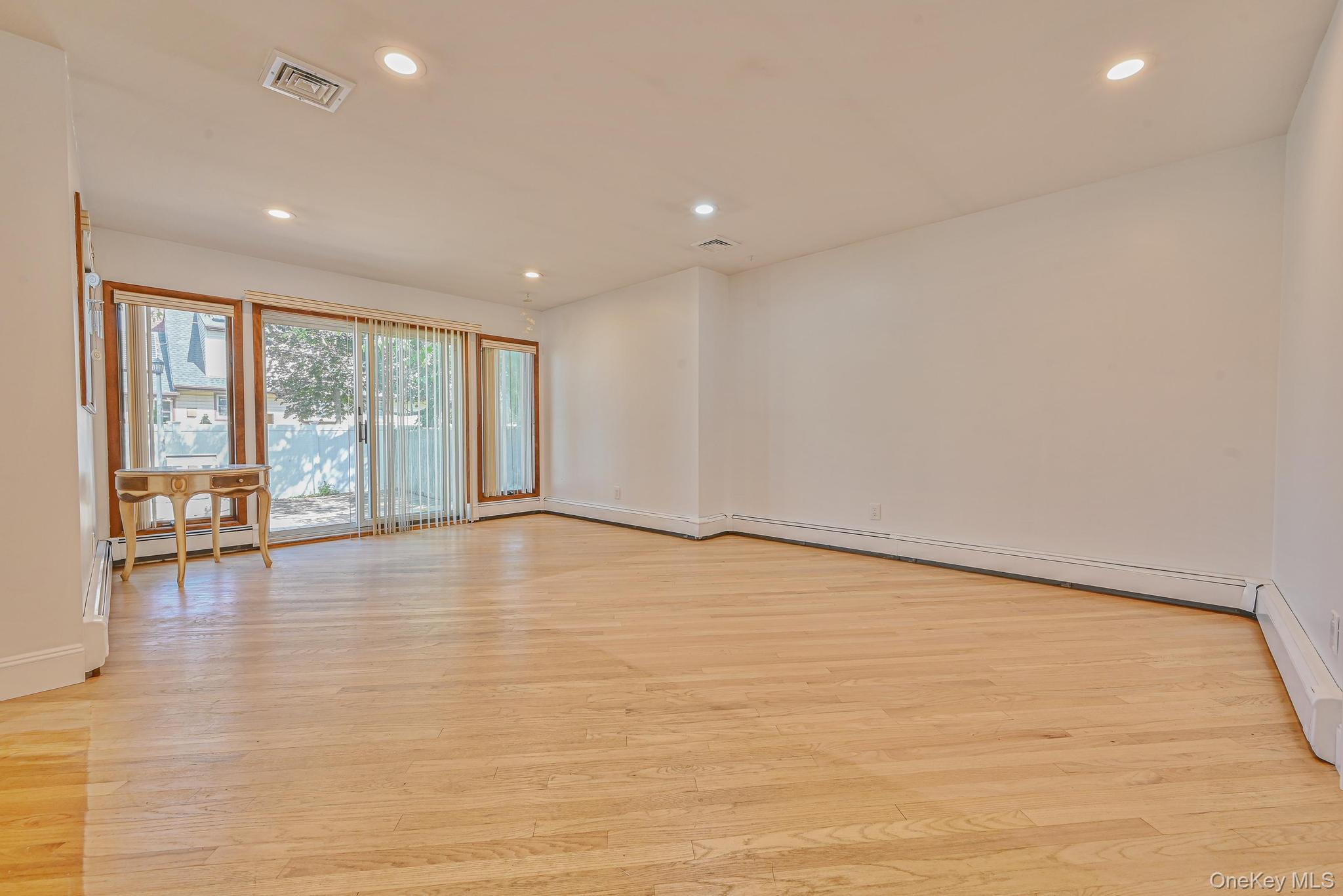 #15 photo, 203 N Manhattan Avenue, Massapequa , NY 11758