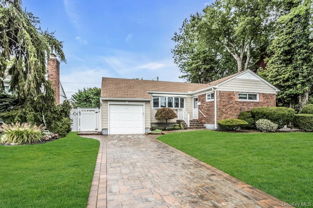 #1 photo, 208 Daniel Road, नासाउ काउंटी Massapequa , NY 11758