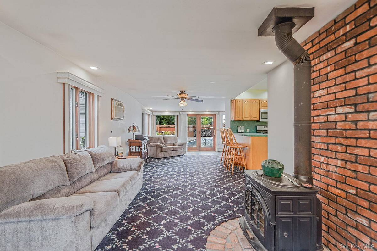 #10 photo, 14 Garden Court, Bay Shore , NY 11706