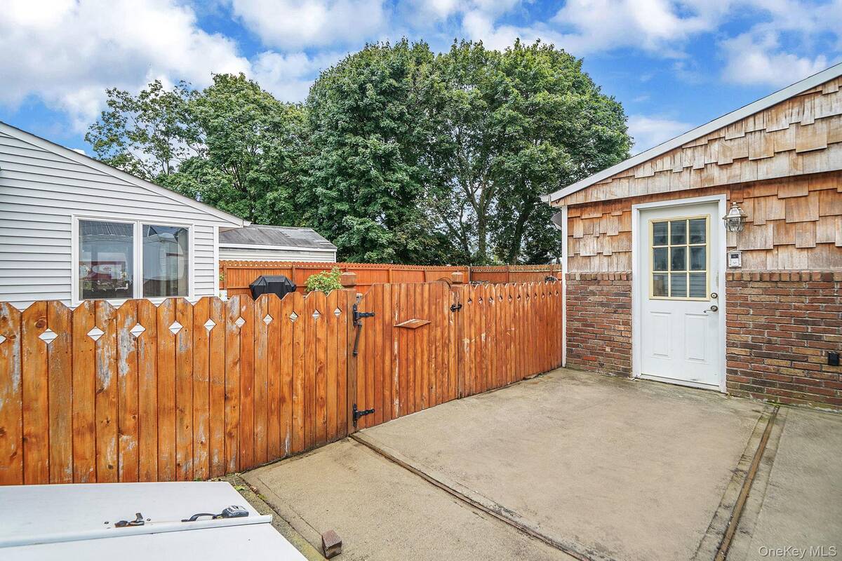 #25 photo, 14 Garden Court, Bay Shore , NY 11706