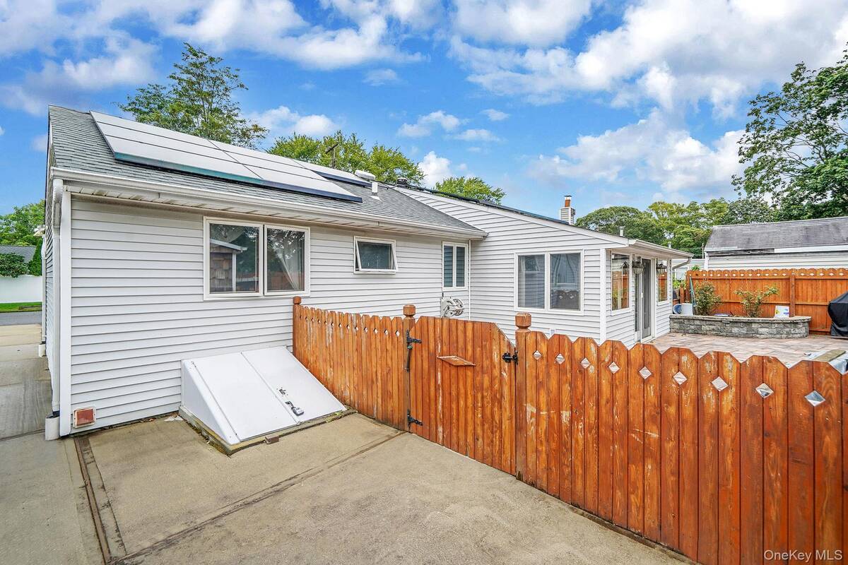 #29 photo, 14 Garden Court, Bay Shore , NY 11706