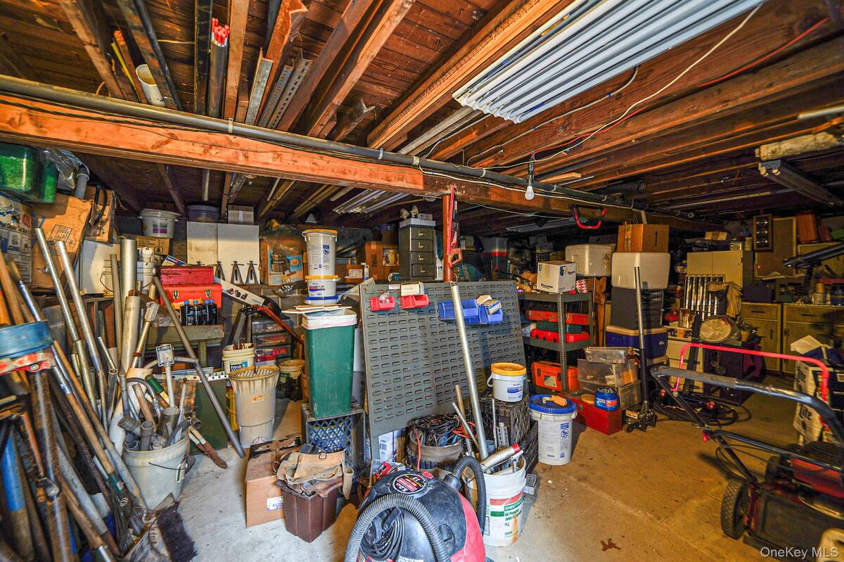 #31 photo, 14 Garden Court, سوفولك Bay Shore , NY 11706