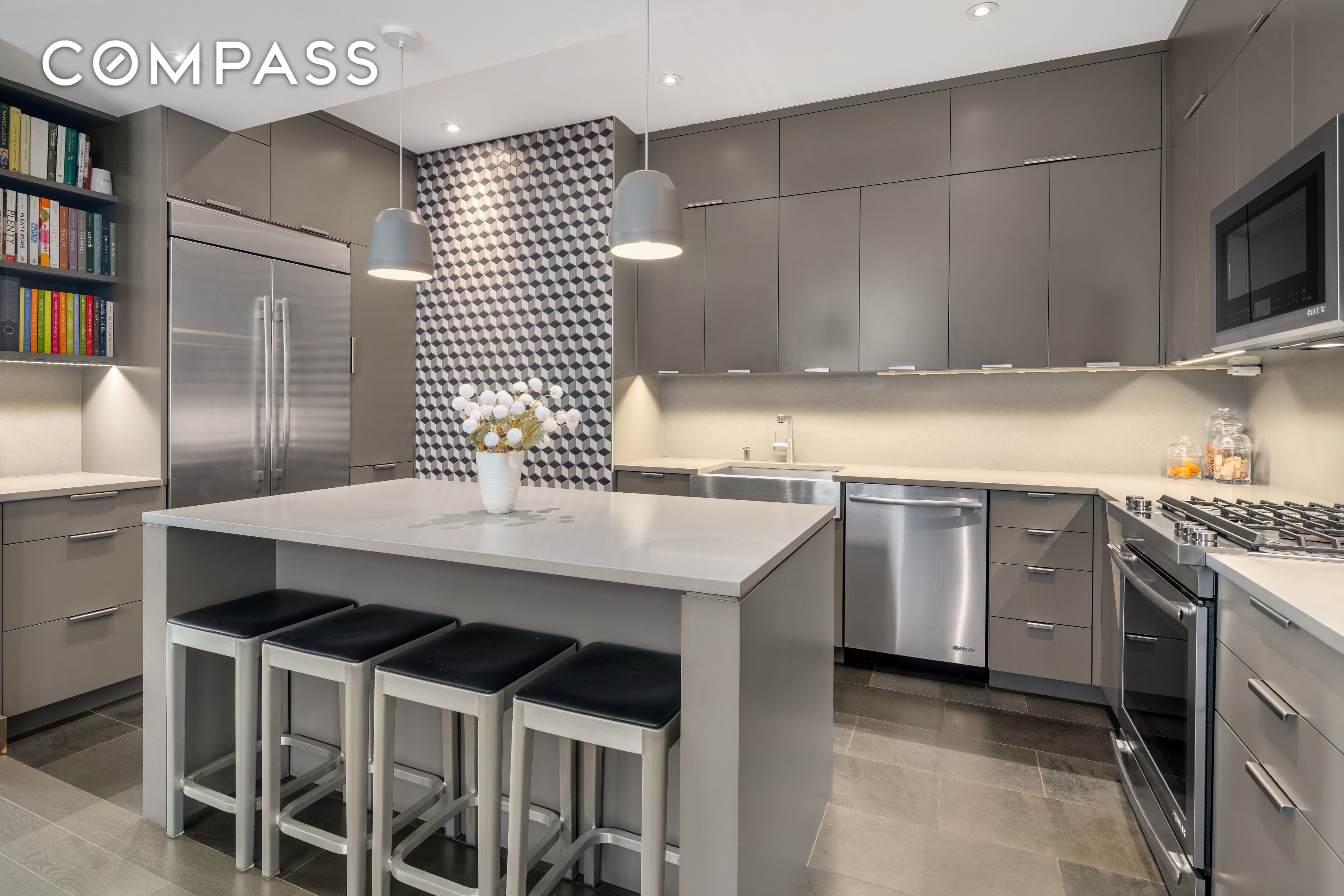 #12 photo, 252 7th Avenue, Chelsea , NY 10001