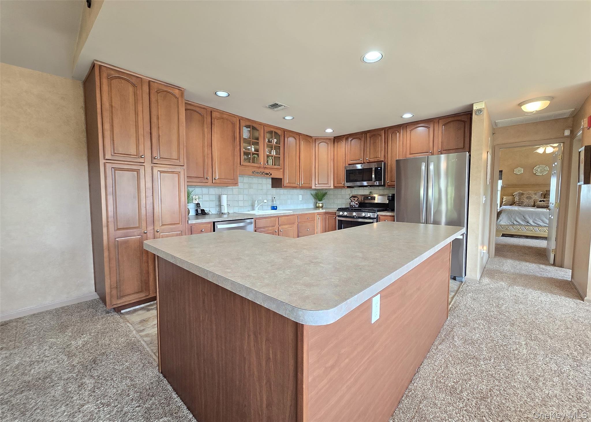 #12 photo, 105 Commodore Circle, सफ़ोक काउंटी Port Jefferson Station , NY 11776