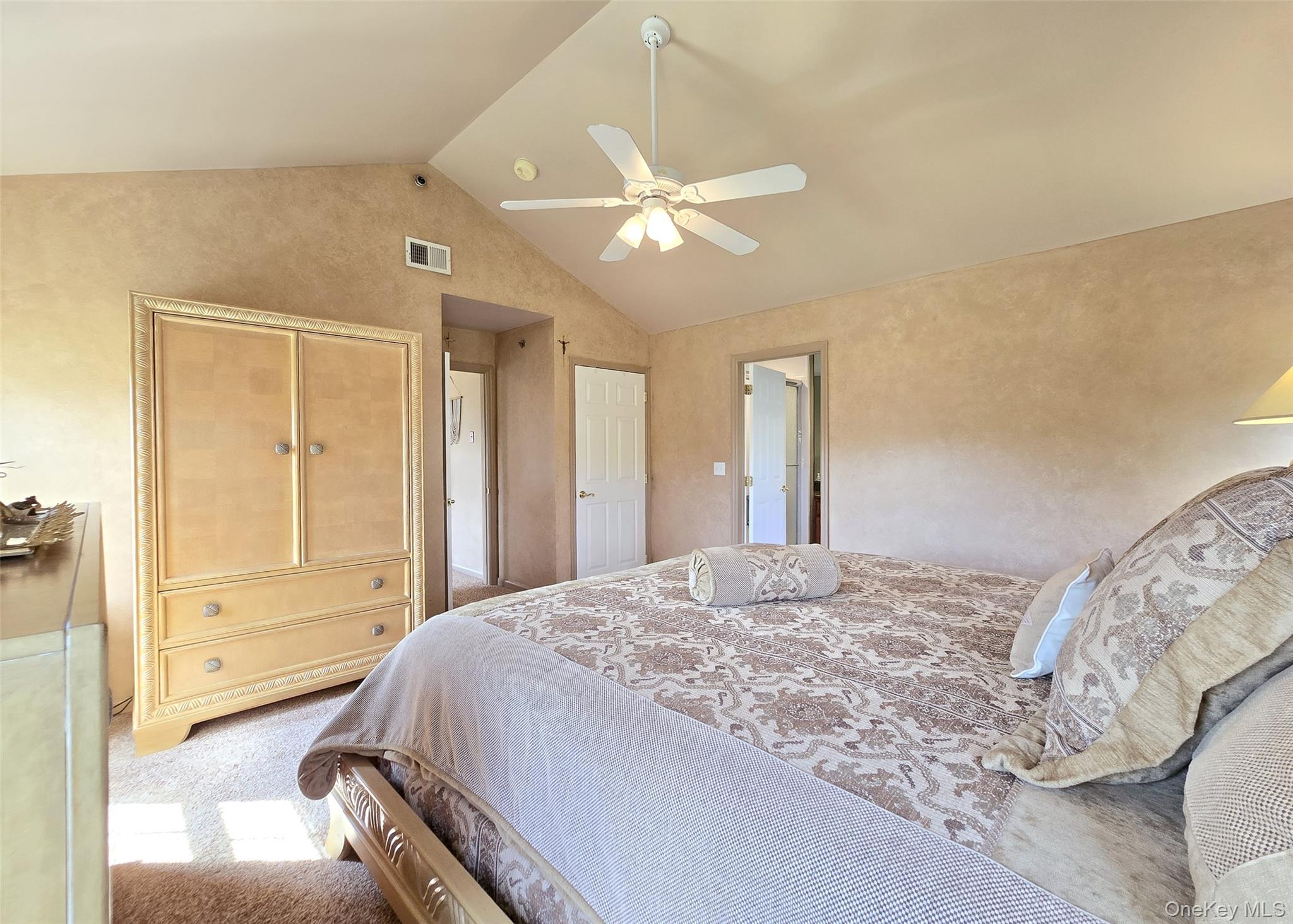 #17 photo, 105 Commodore Circle, सफ़ोक काउंटी Port Jefferson Station , NY 11776