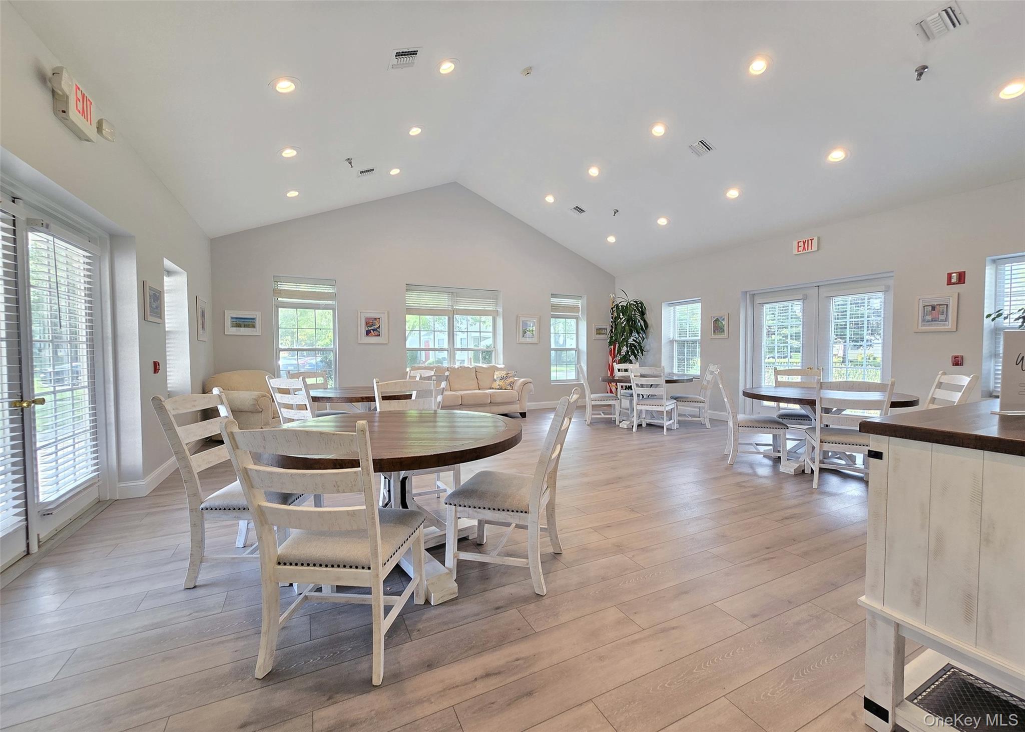 #20 photo, 105 Commodore Circle, सफ़ोक काउंटी Port Jefferson Station , NY 11776