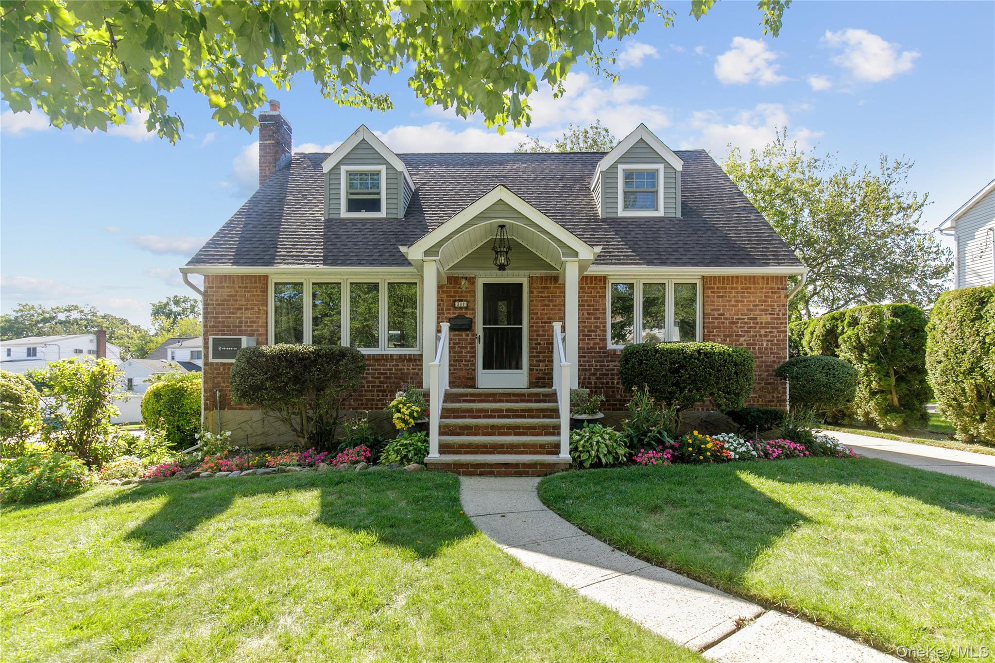 #1 photo, 34 Linden Street, नासाउ काउंटी New Hyde Park , NY 11040