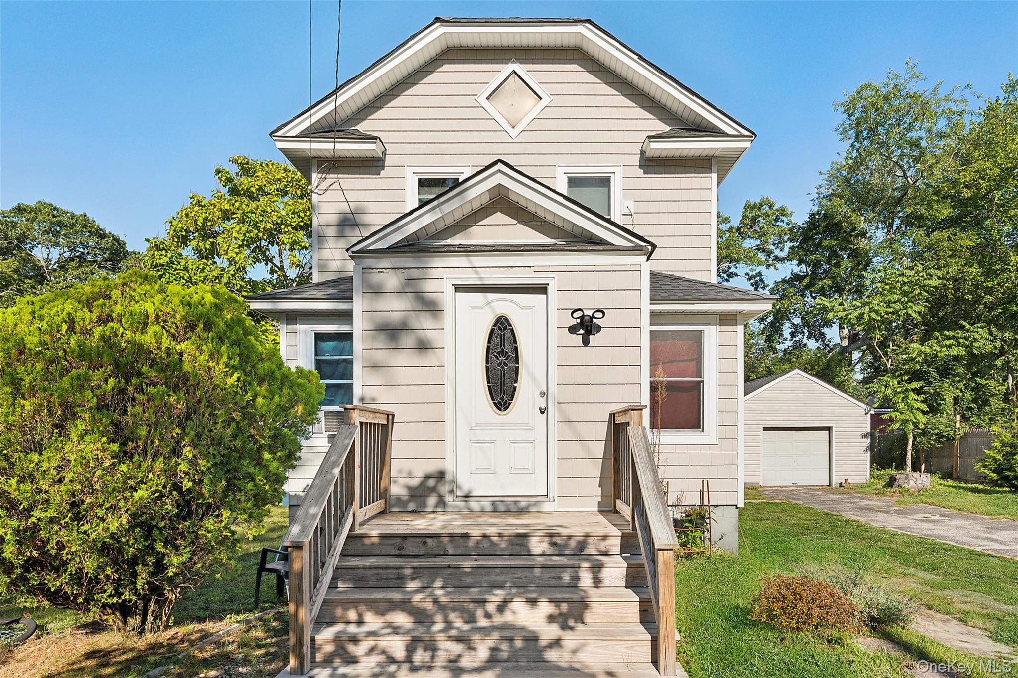 #1 photo, 135 Lake Avenue, सफ़ोक काउंटी Flanders , NY 11901