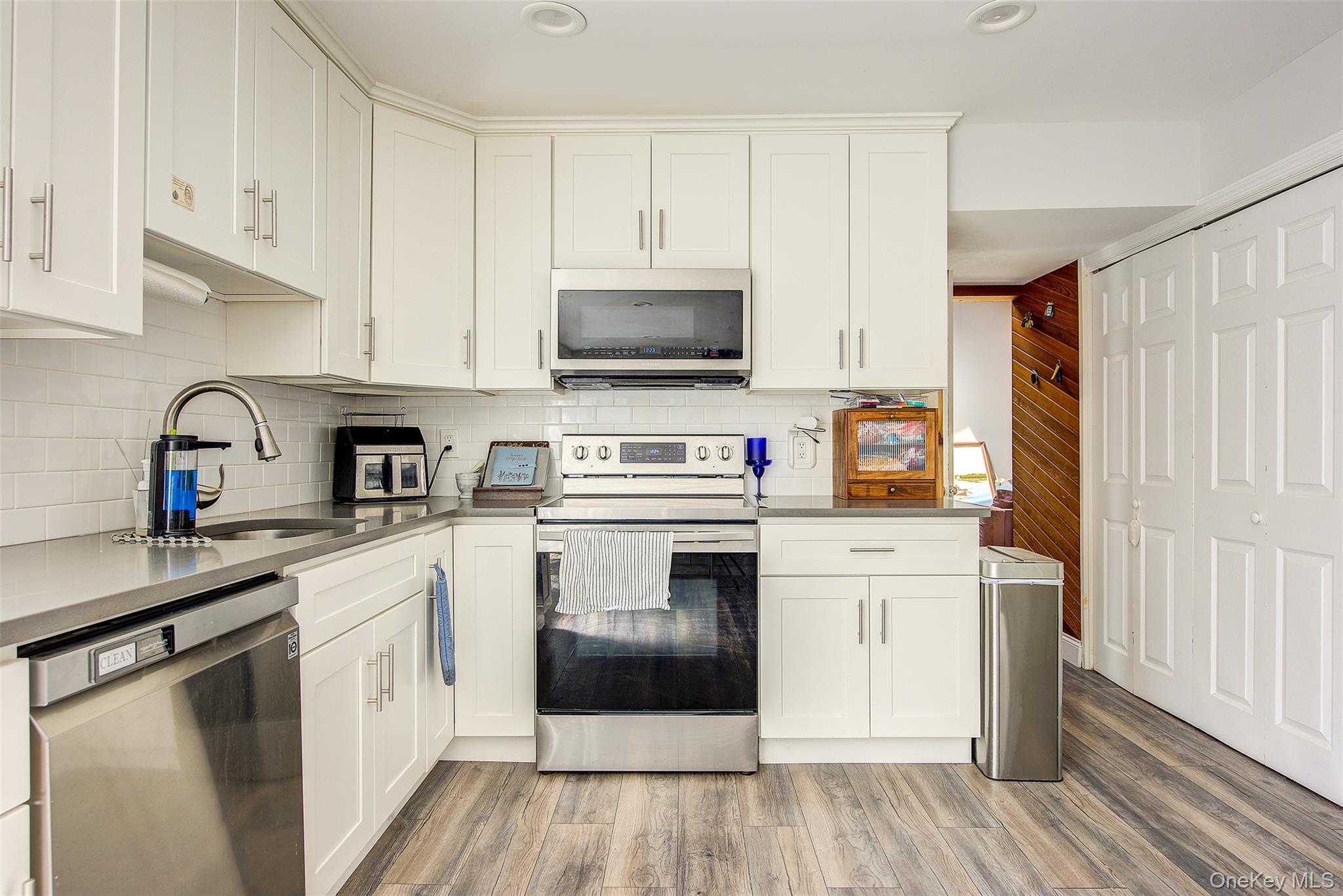 #7 photo, 34 Hawthorne Street, Mount Sinai , NY 11766