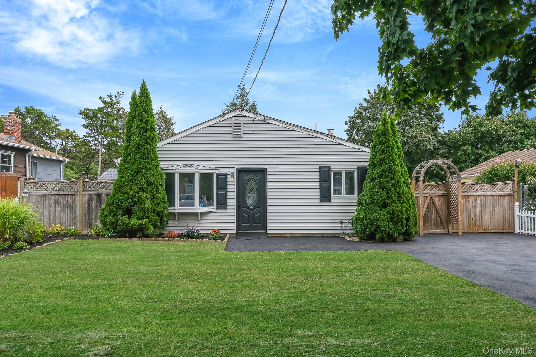 #1 photo, 66 Laurin Road, सफ़ोक काउंटी Calverton , NY 11933